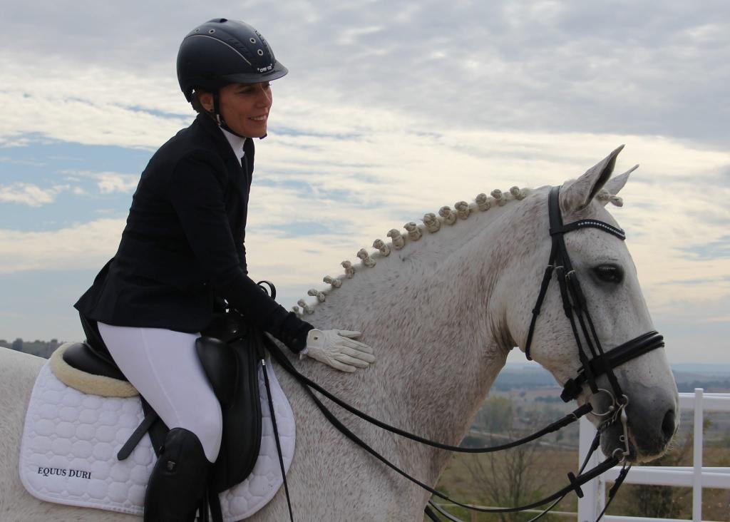 Caballo y jinete compitiendo en un concurso en Equus Duri