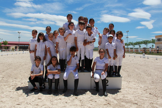 Equipo de jinetes en un concurso organizado por Equus Duri