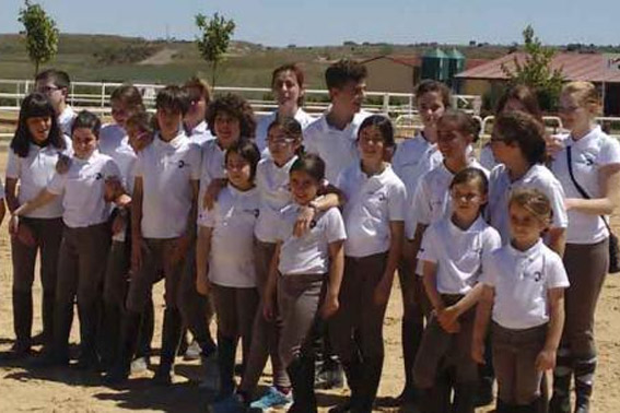 Grupo de escolares en una visita educativa a Equus Duri